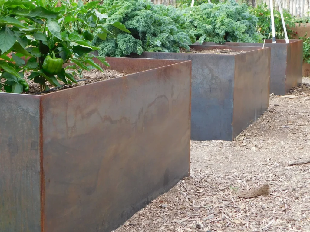 SteelPlanters_SantaFe_GreenTrail_Landscape